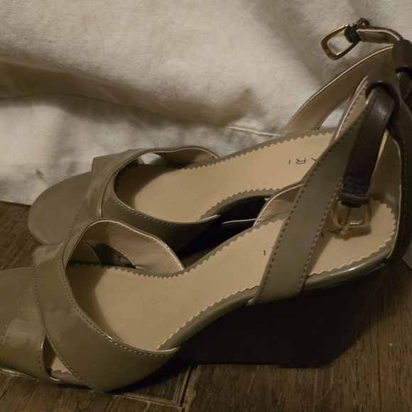 Tahari Gianna Taupe Wedge Sandals - Size 6M - Picture 3 of 7